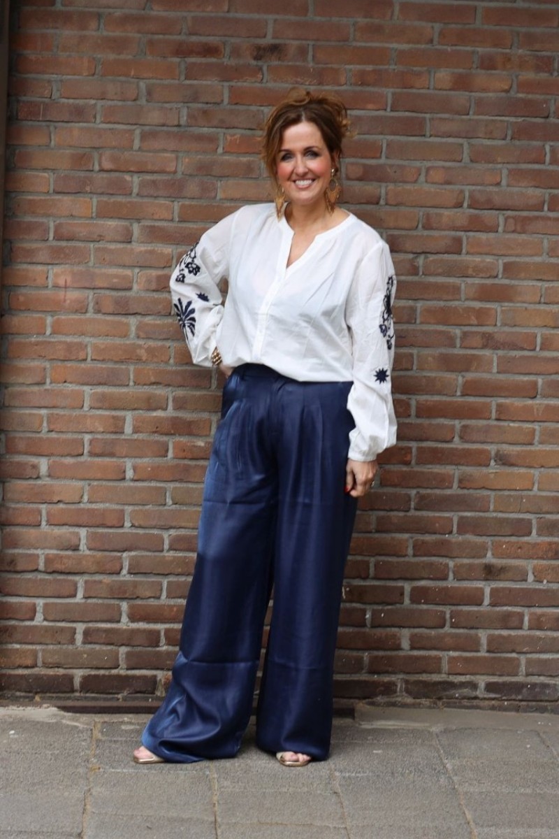 Glanzende blauwe broek van het merk C&S the Label.