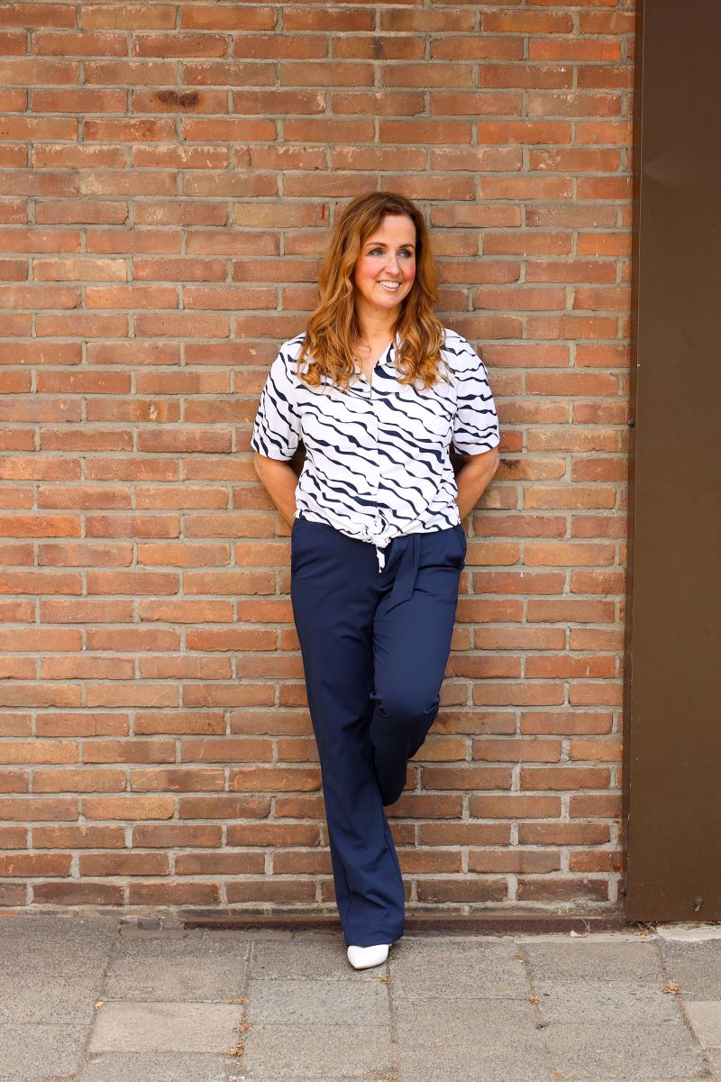 Witte blouse met korte mouwen, motief in navy kleur, van het merk Zoso.
