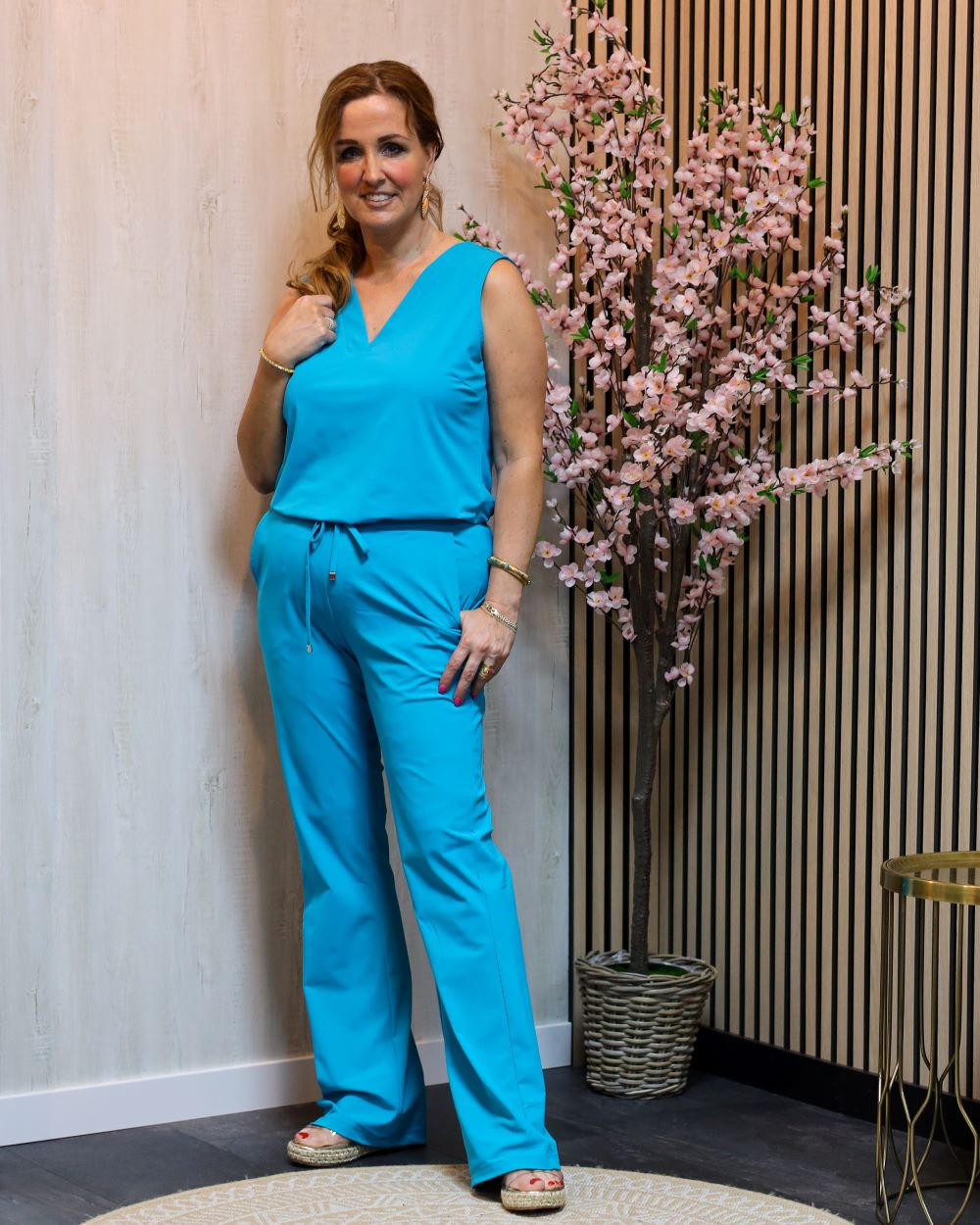 Zomerbroek met koordsluiting in mooie blauwe kleur.