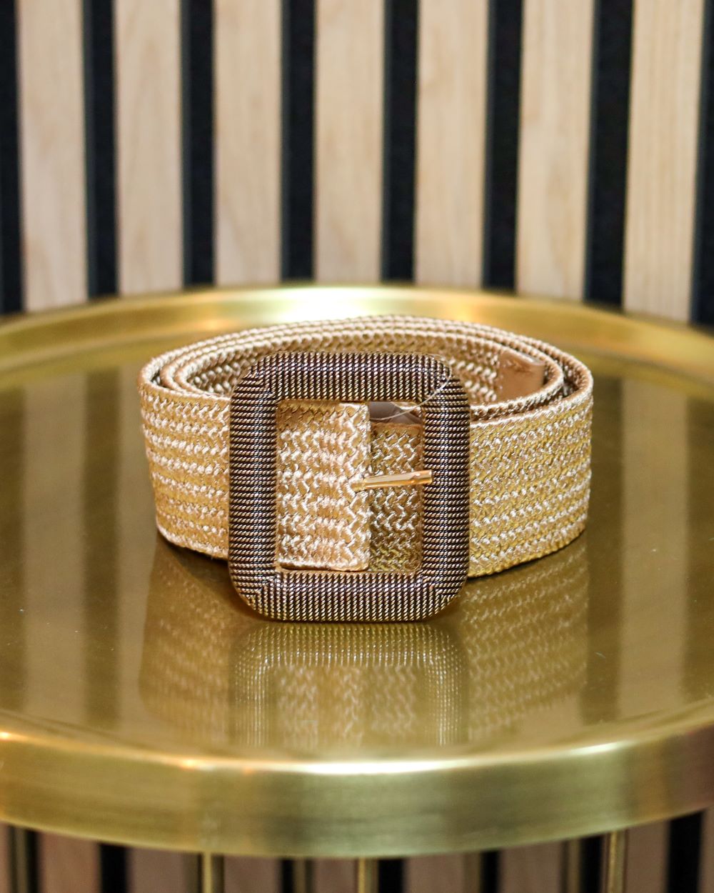 Elastische bronzen riem met vierkante gesp.