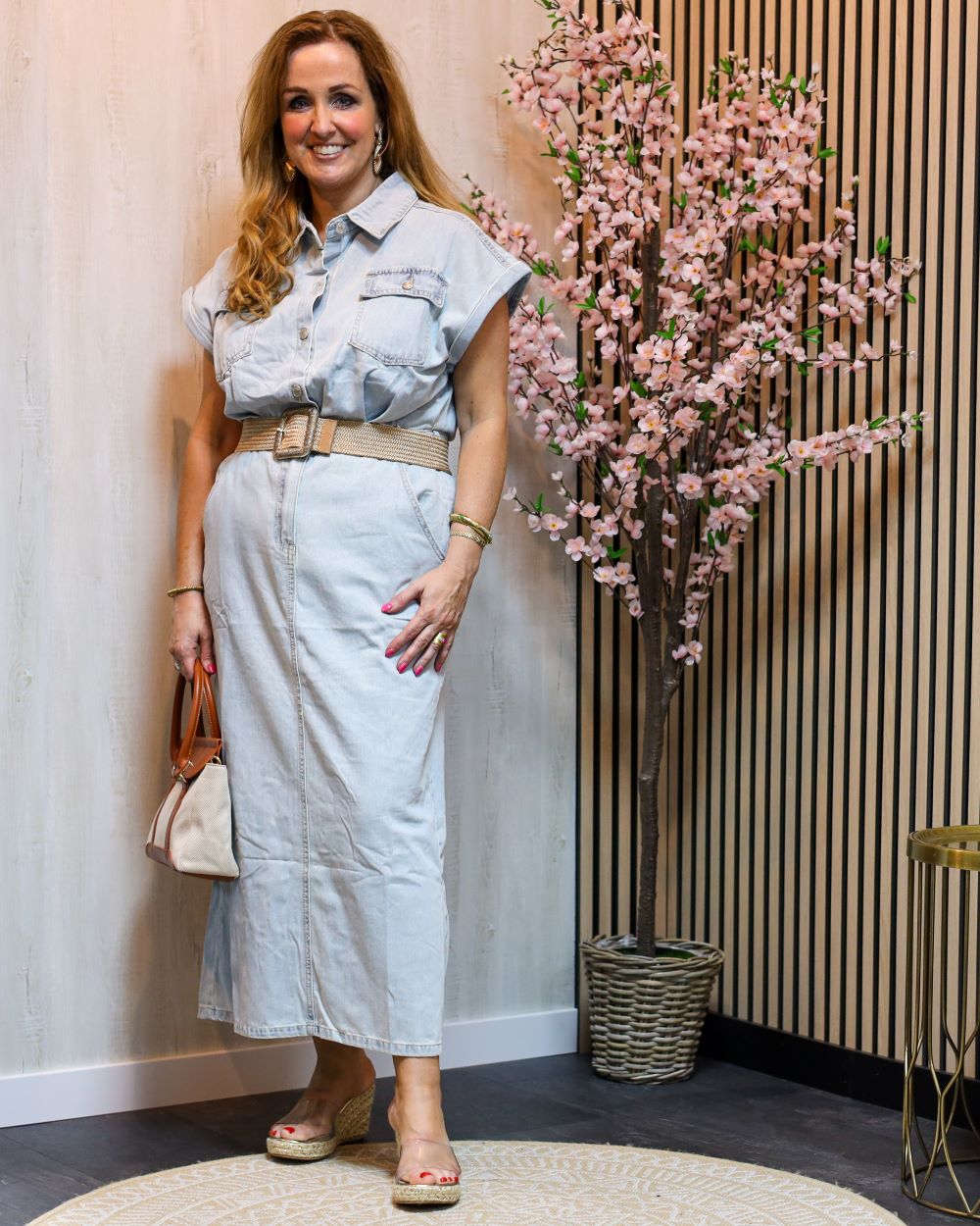 Denim jurk met korte mouwen.