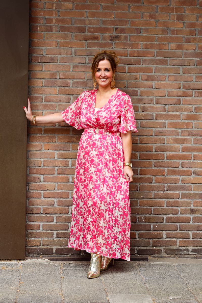 Lange jurk met korte mouw in de kleur roze/wit.