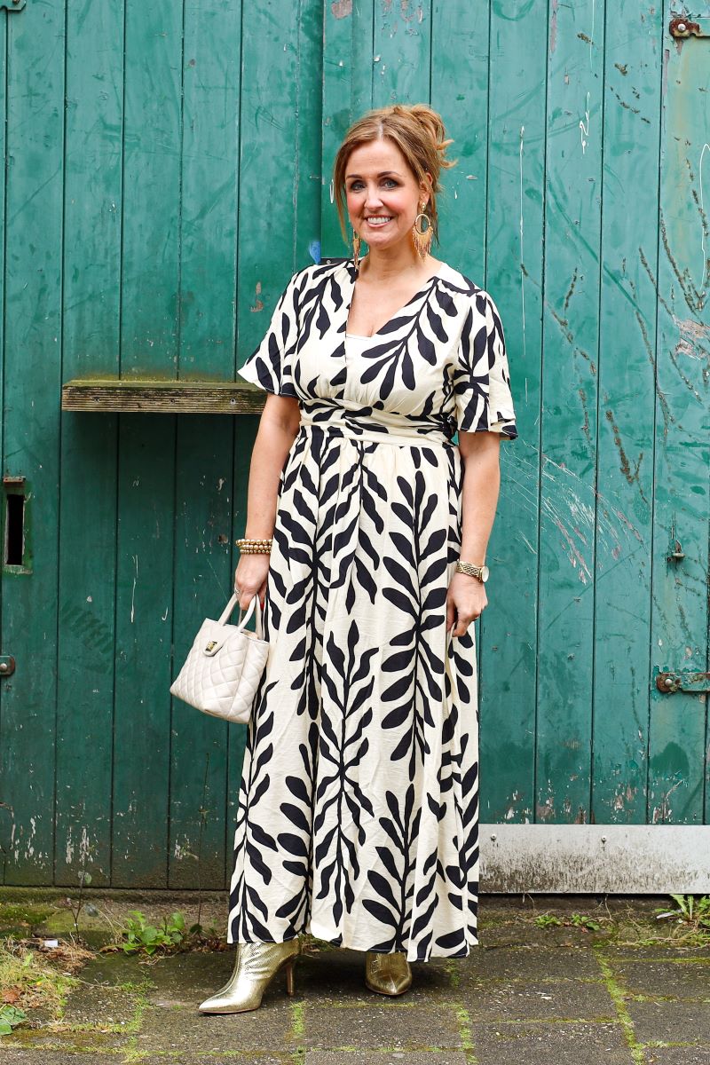Lange jurk met korte mouw in de kleur offwhite met zwart.