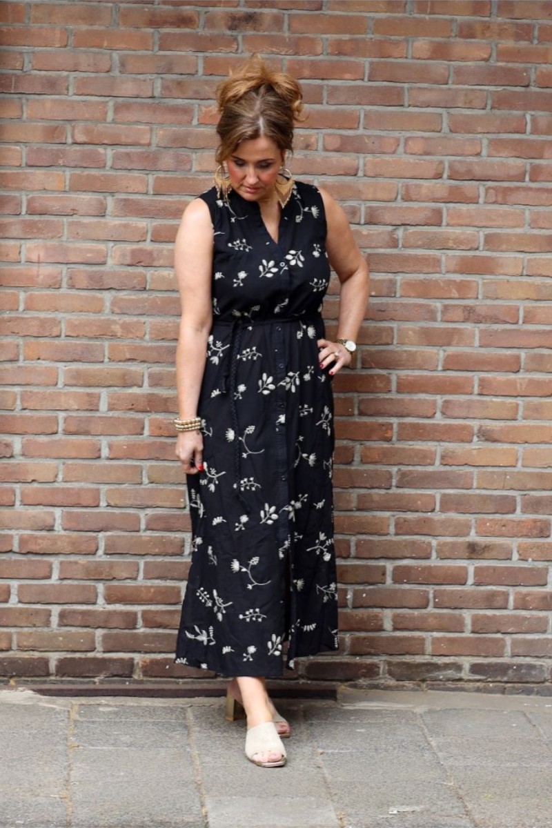 Zomerjurk in de kleur zwart van het merk C&S the Label.