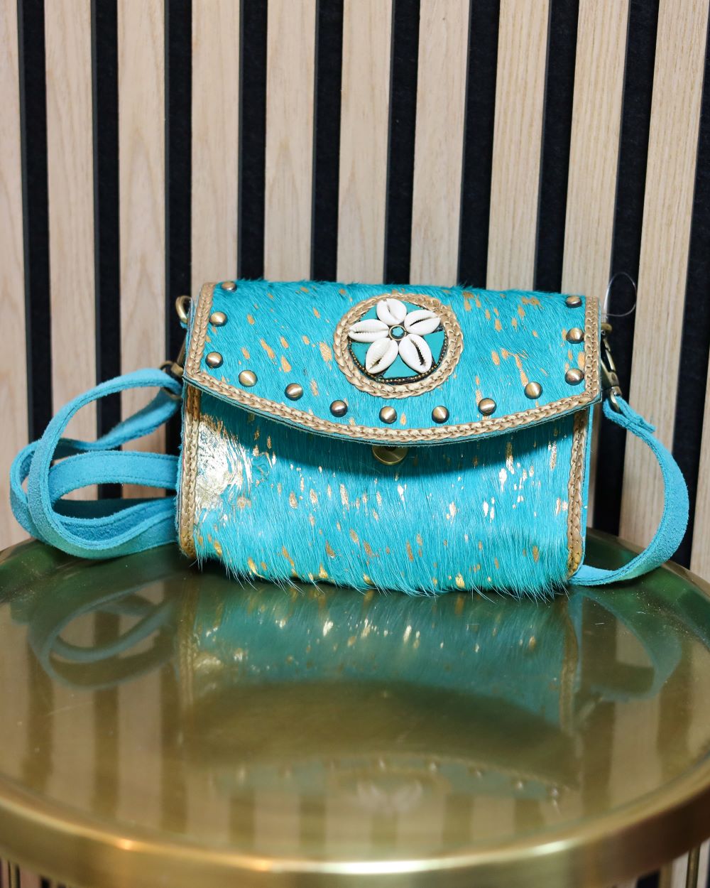 Elegant handtasje met schouderriem in de kleur turquoise.