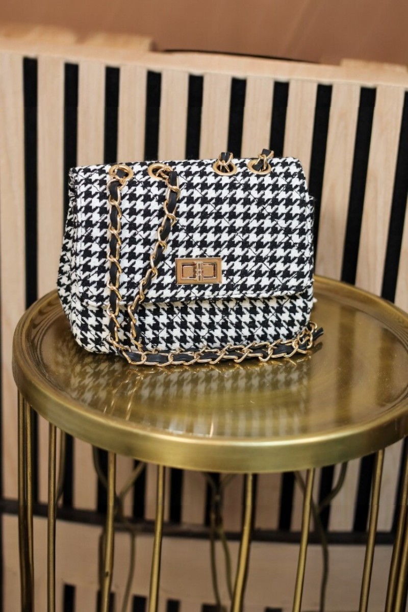 Elegante handtas met zwart-wit ruitmotief.